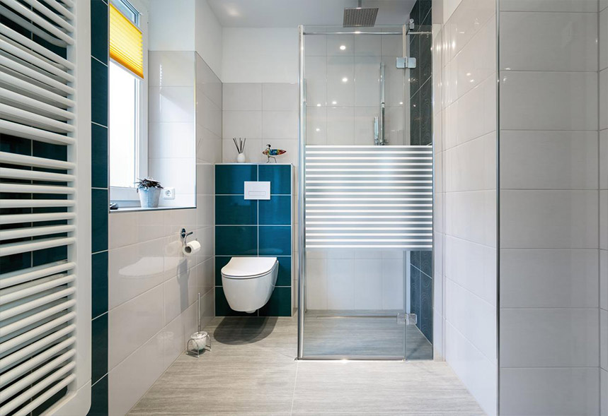 Folii decorative pentru cabina de duş  – intimitate și un decor personalizat în baie