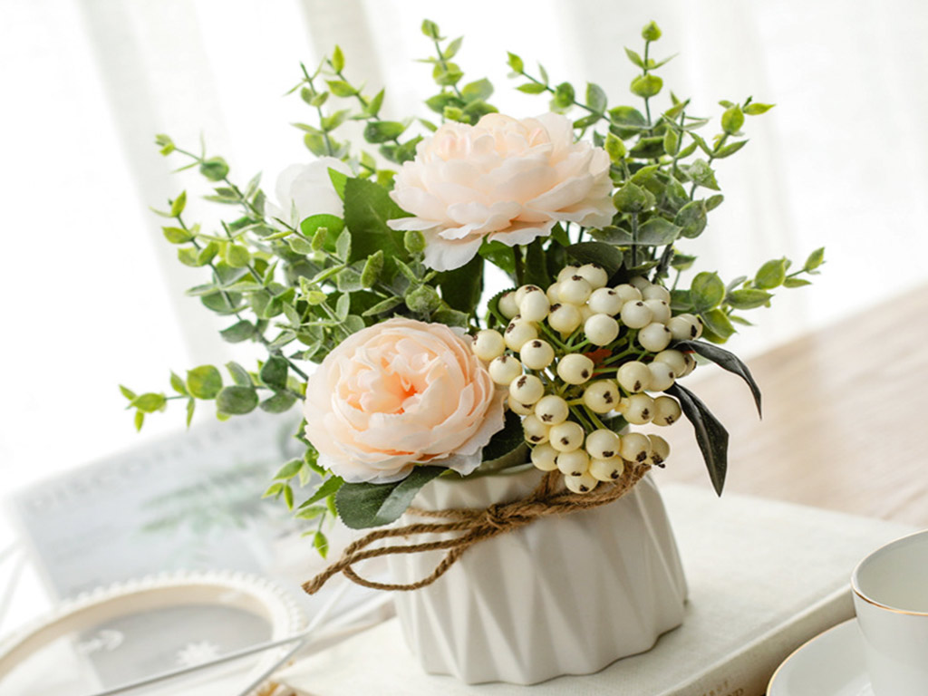 Aranjament flori artificiale, bujori crem în vas ceramic alb, 20 cm