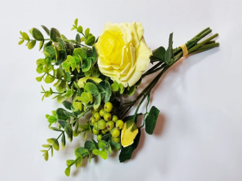 Buchet flori artificiale cu trandafiri galbeni şi plante eucalipt, 38 cm înălţime