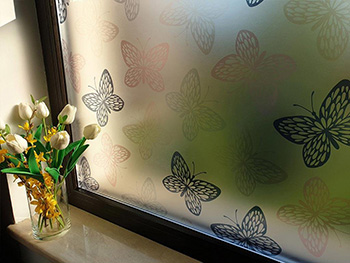 Folie geam autoadezivă Mili, Folina, sablare cu model fluturi, 100 cm lăţime