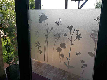 Folie geam electrostatică Blossom, d-c-fix, bordură decorativă cu efect de sablare, imprimeu floral gri, rolă de 45x300 cm
