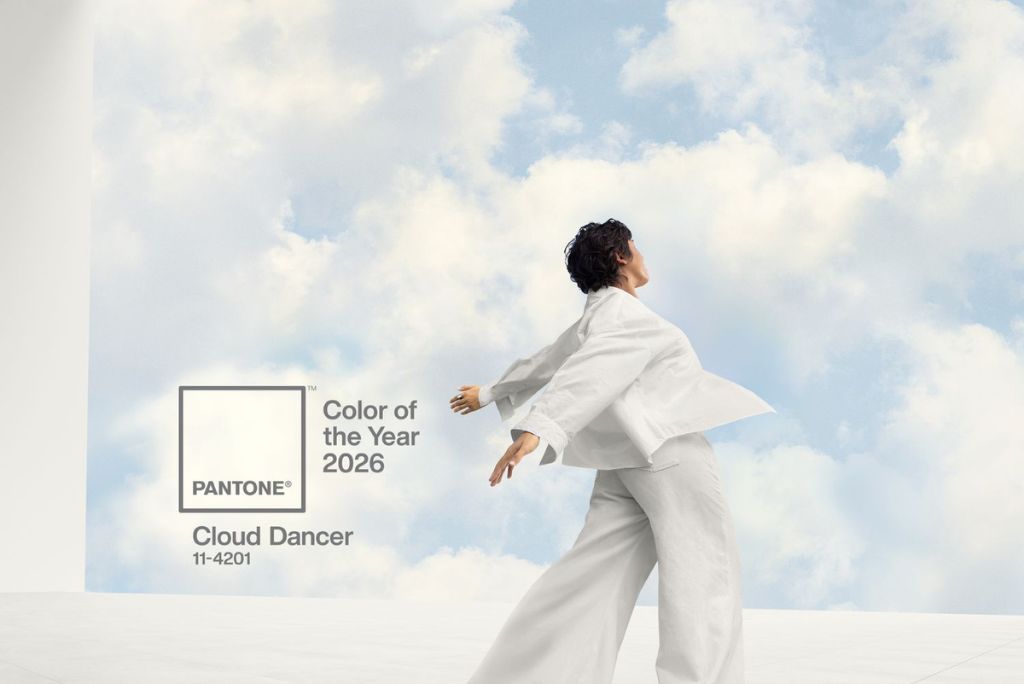 Pantone a anunțat culoarea anului 2026: Pantone 11-4201 Cloud Dancer – alb eteric pentru interioare luminoase și minimaliste