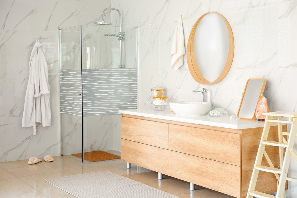 Folie geam cabină duş – combinaţia perfectă între utilitate şi decor modern în baia ta