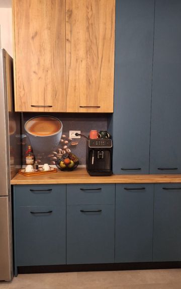 Cum să dai un refresh bucătăriei fără renovare: soluții rapide cu autocolant pentru mobilă și pereți