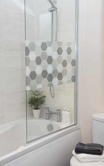 Folii decorative pentru cabina de duş  – intimitate și un decor personalizat în baie