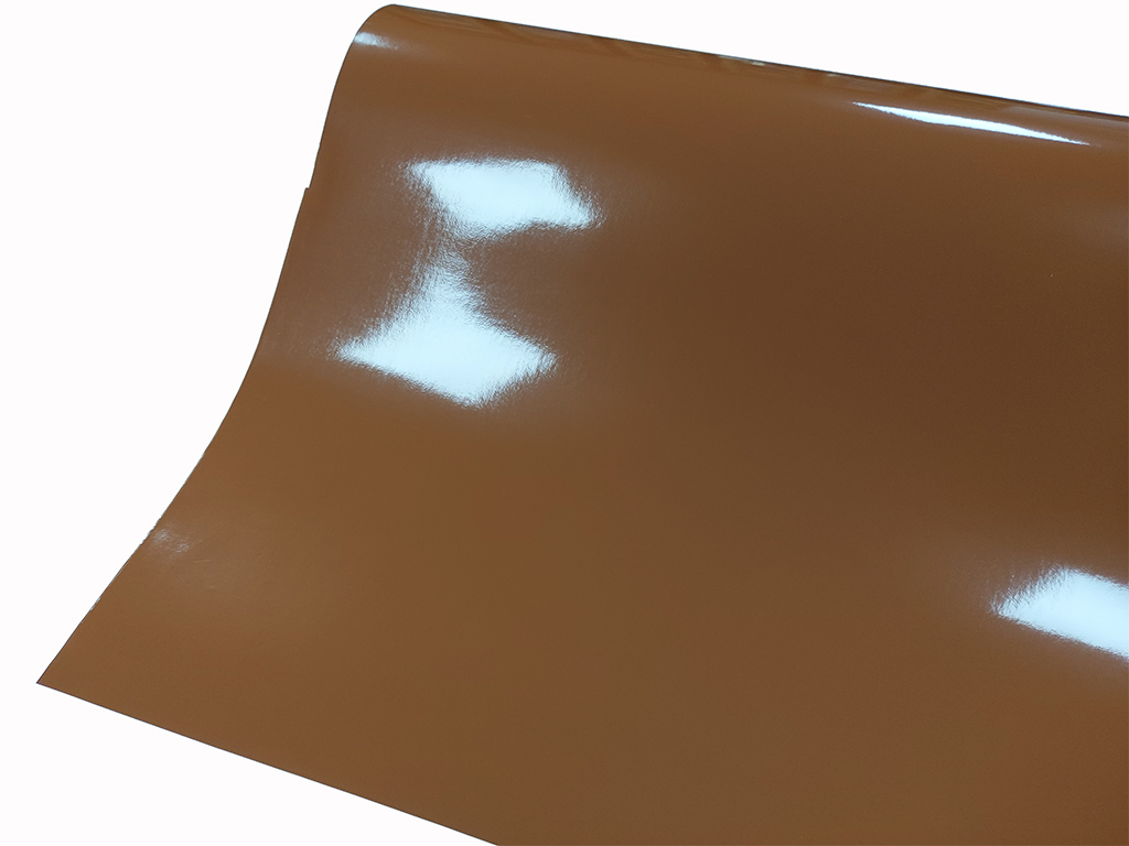 Autocolant maro lucios, Clay Brown 3802, X-Film, lățime 126 cm, racletă de aplicare inclusă la fiecare comandă.