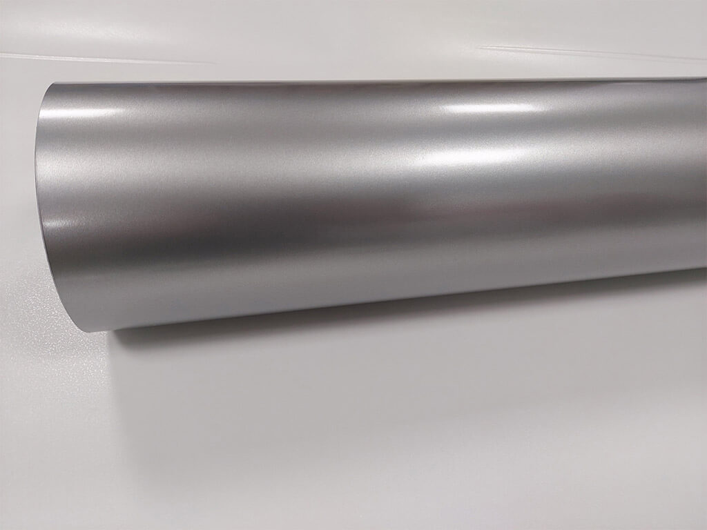 Autocolant argintiu lucios, Silver 3300, X-Film, lățime 126 cm, racletă de aplicare inclusă la fiecare comandă