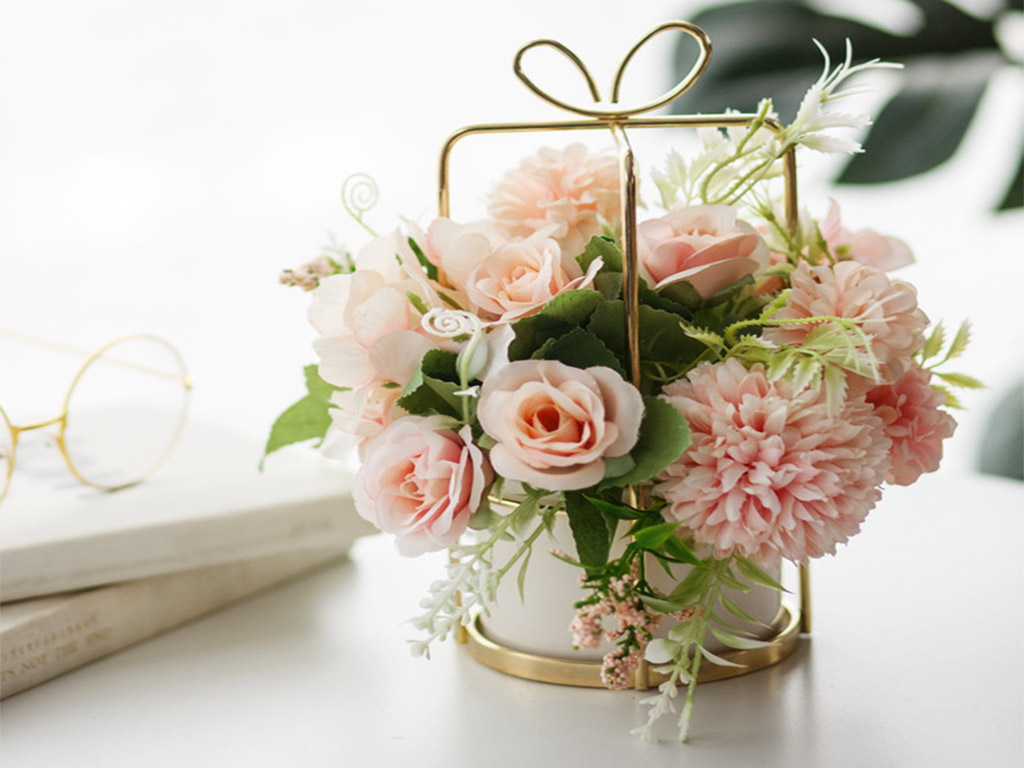 Aranjament flori artificiale roz somon în vas ceramic alb şi suport metalic auriu, 20 cm înălţime