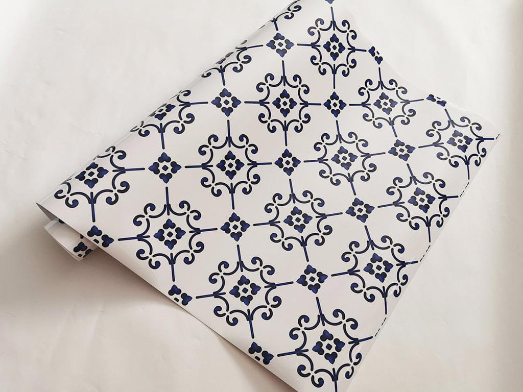 Autocolant perete alb cu model clasic albastru, Folina, material rezistent la apă şi căldură, rolă de 60x200 cm