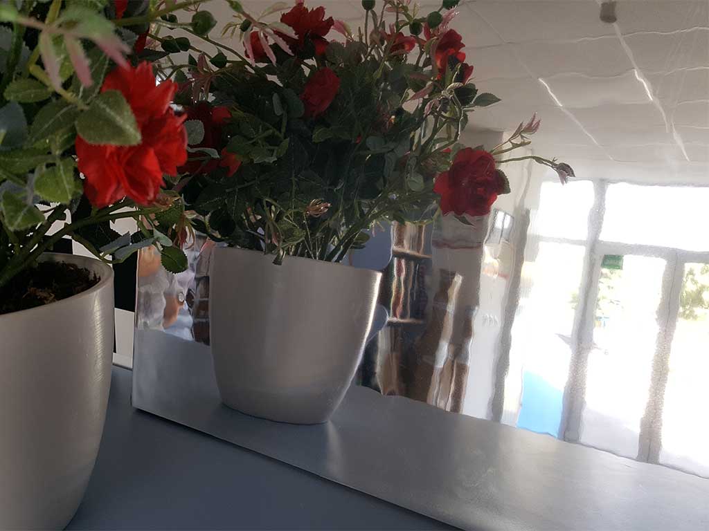 Autocolant argintiu cu efect de oglindă, Kointec, pentru suprafeţe din sticlă, oglindă, plexiglass, plastic, 120 cm lăţime