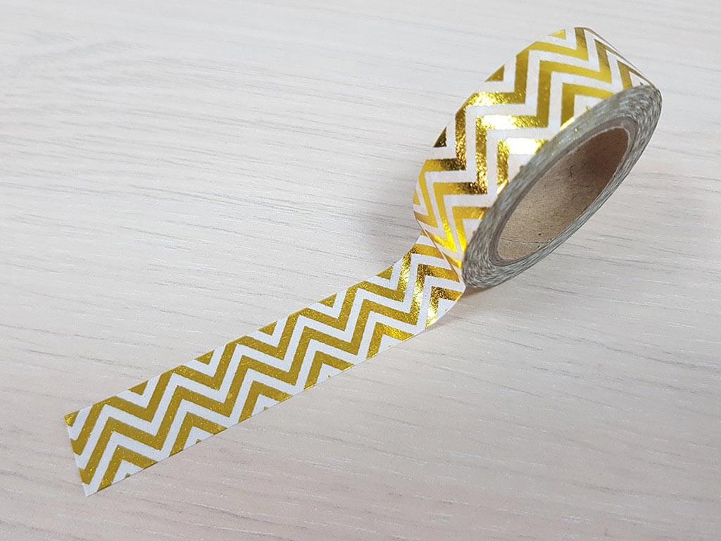 Bandă adezivă Washi Tape Zigzag auriu, Folina, model dungi, dimensiune bandă 15 mm lăţime x 10 m lungime