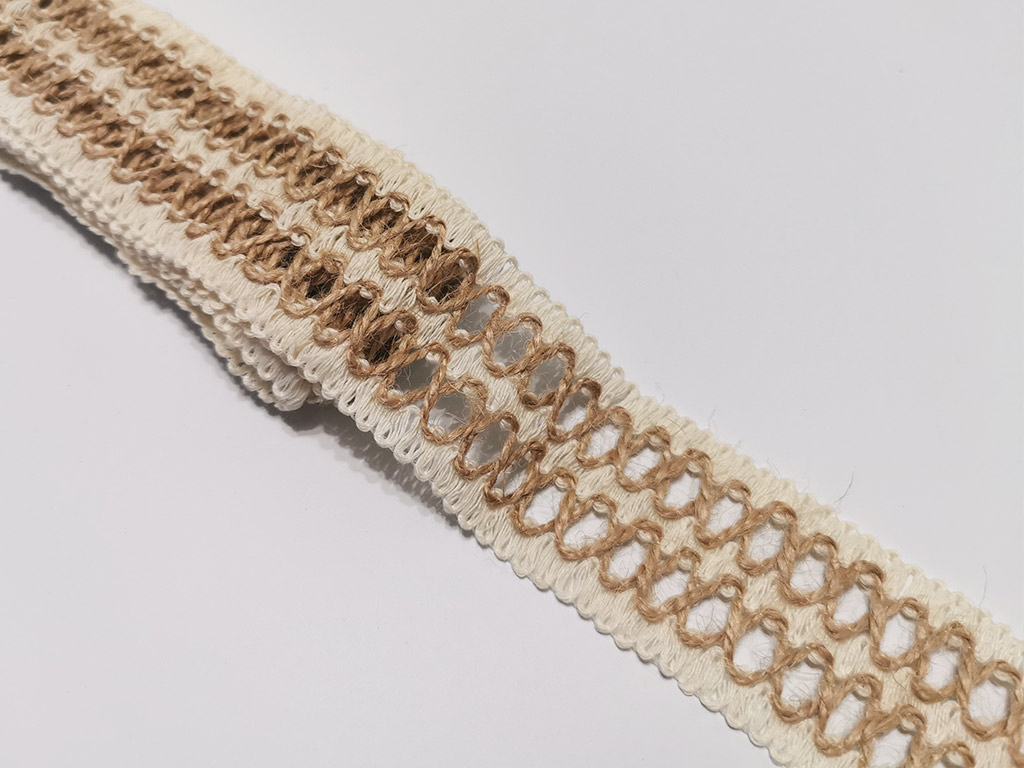 Bandă decorativă iută crem cu model împletit – rolă 4 cm x 190 cm, pentru crafturi și artizanat