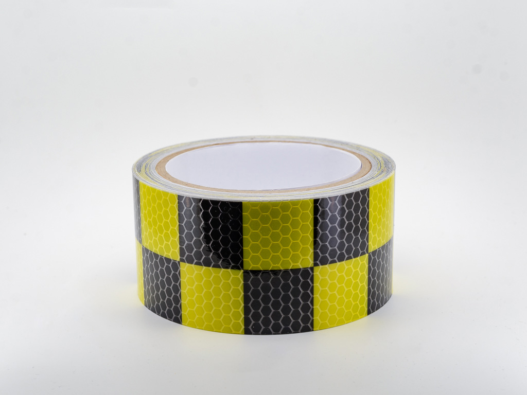 Bandă reflectorizantă autoadezivă de marcaj contur cu pătrate de culoare galben-negru pentru siguranța rutieră, rolă 5 cm x 5 m