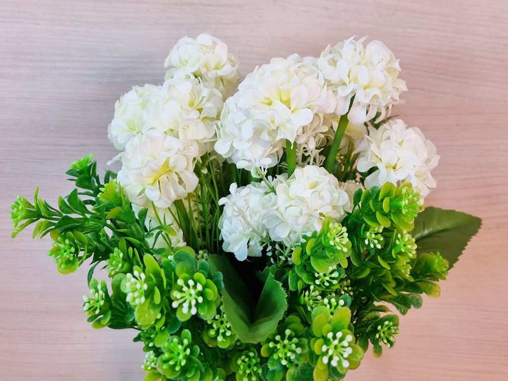Buchet flori artificiale albe şi plante verzi, 30 cm înălţime
