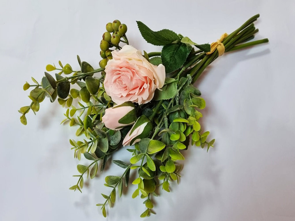 Buchet flori artificiale cu trandafiri roz şi plante eucalipt, 38 cm înălţime