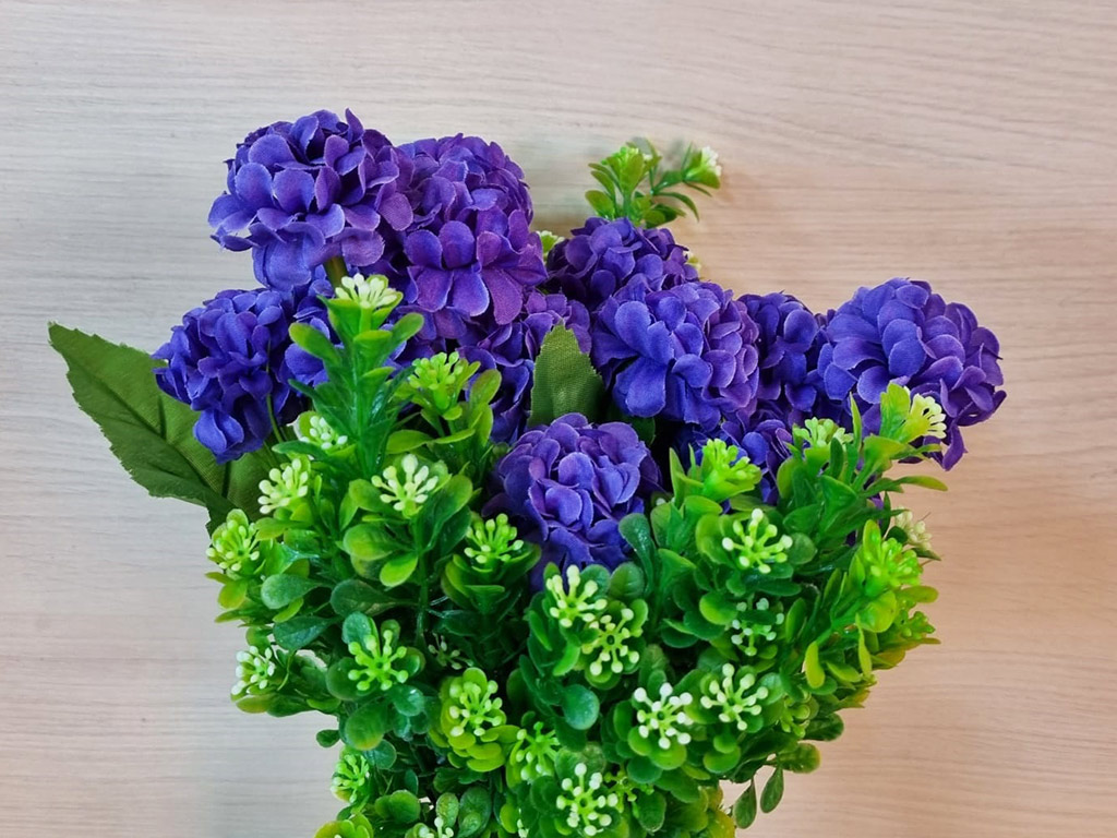 Buchet flori artificiale mov şi plante verzi, 30 cm înălţime