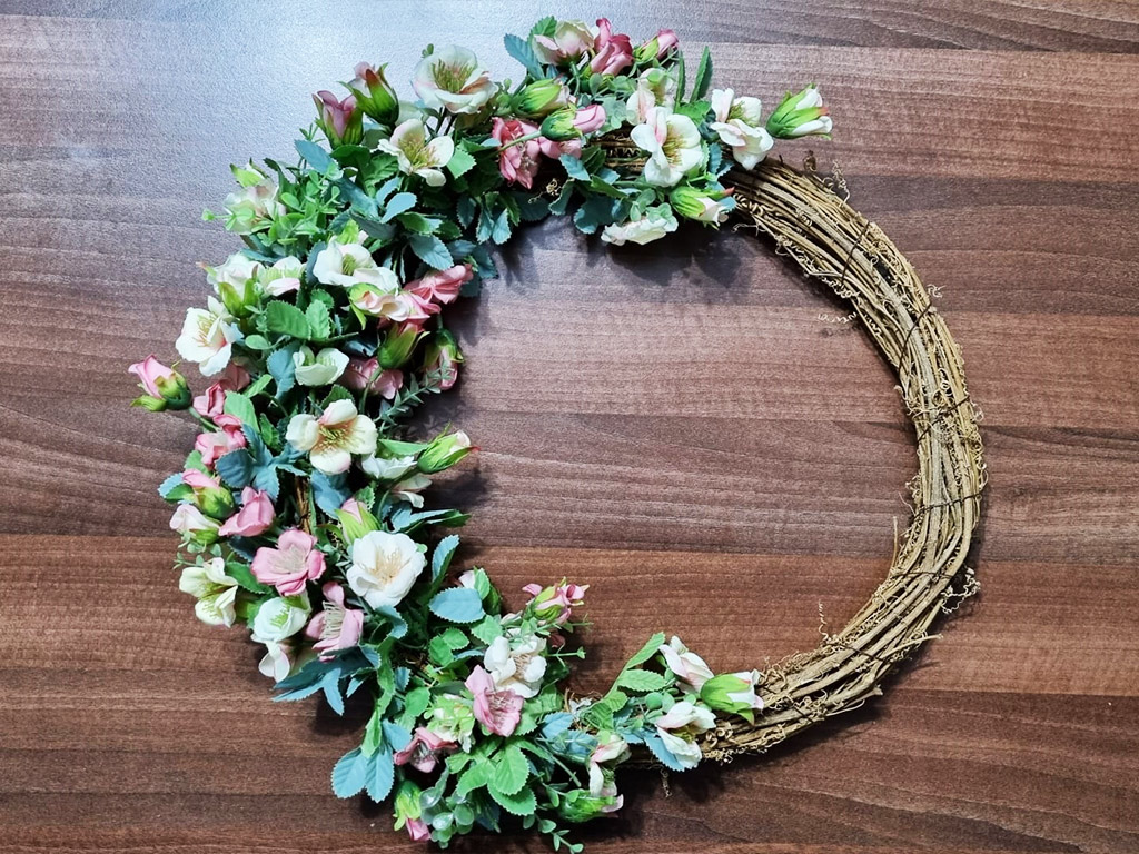 coronita-decorativa-cu-flori-artificiale-crem-si-roz-8244