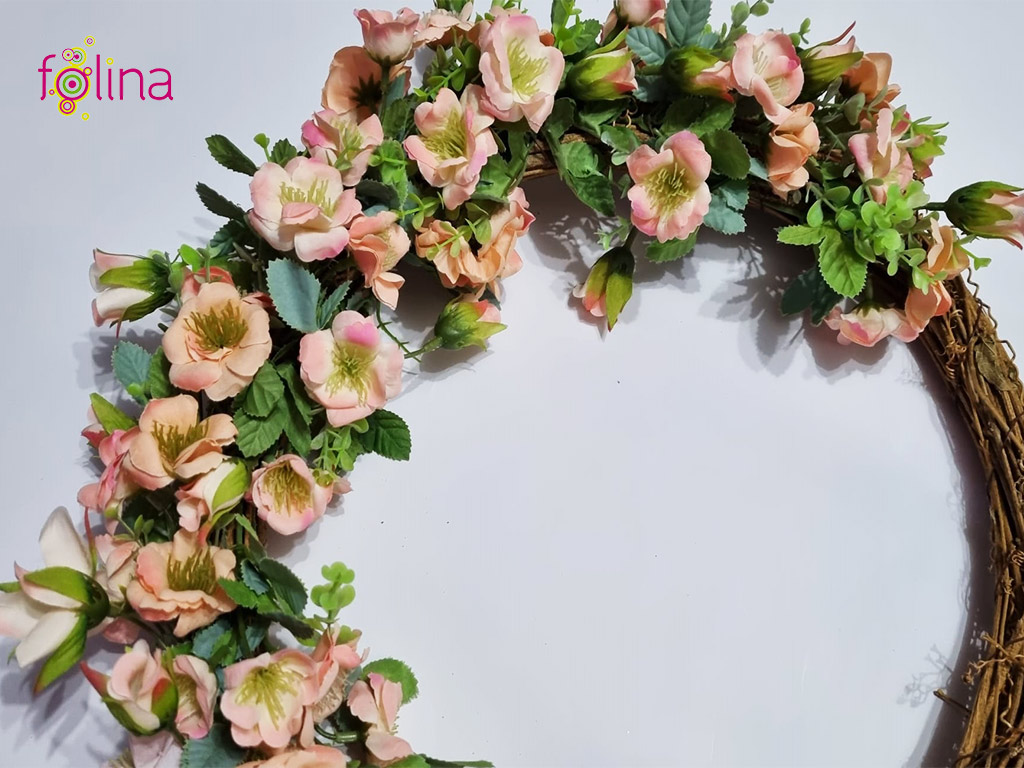coronita-decorativa-din-nuiele-cu-flori-artificiale-roz-pal-8167