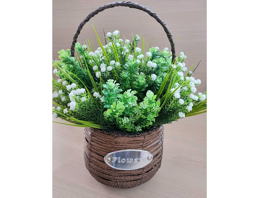 Coş decorativ din ratan, cu flori artificiale albe şi plante verzi