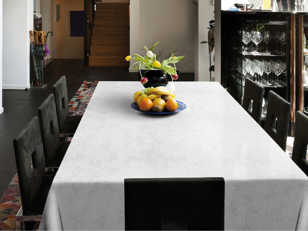Faţă de masă impermeabilă Amelie albă, d-c-fix, elegantă, cu un discret model floral, 140 cm lăţime