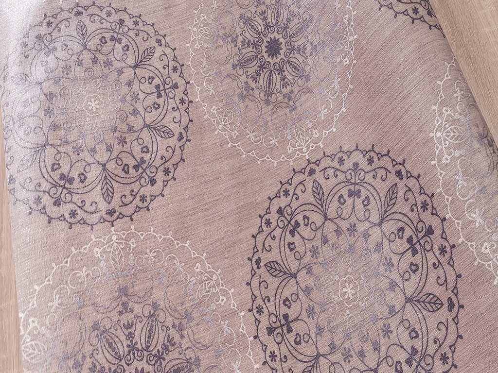 fata-de-masa-bej-cu-rozete-decorative-7492