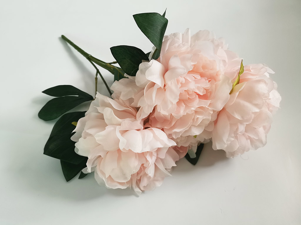 Floare artificială, creangă cu 5 bujori roz pal, 35 cm înălţime