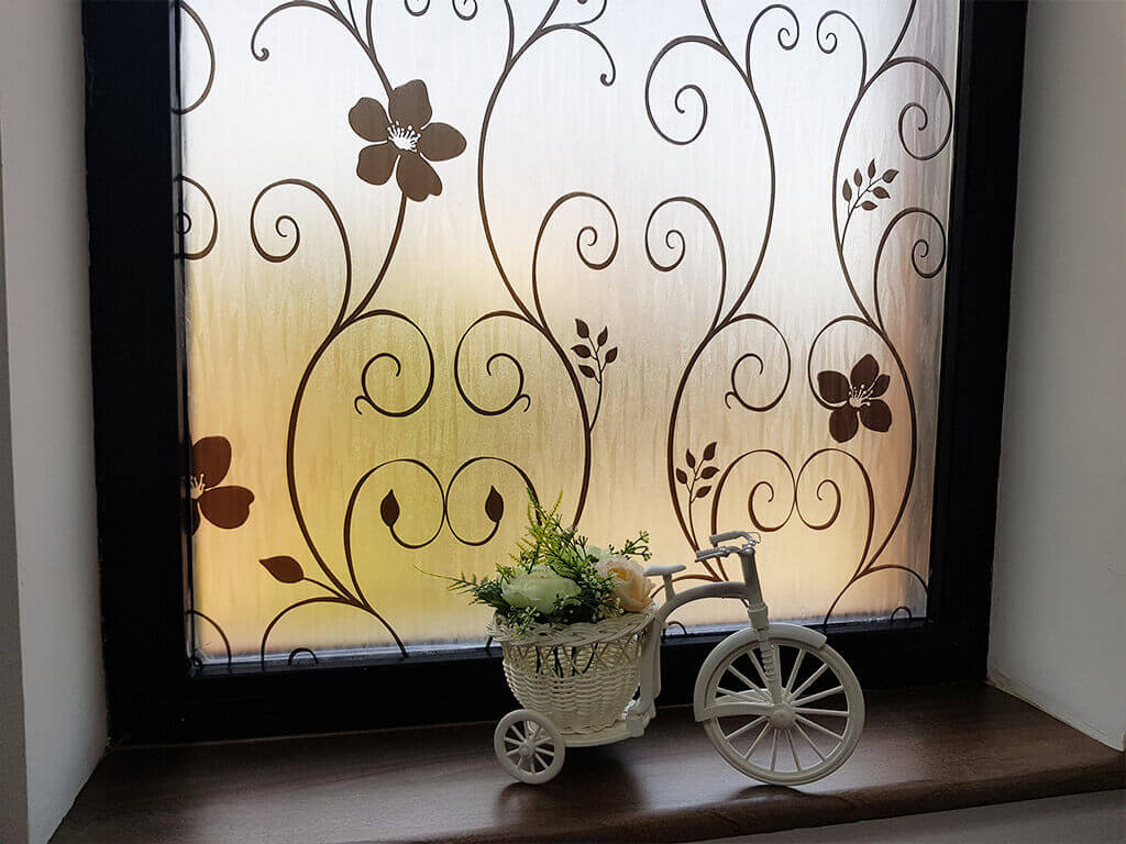 Folie geam autoadezivă, Folina Doris, sablare cu imprimeu floral negru, lățime 90 cm