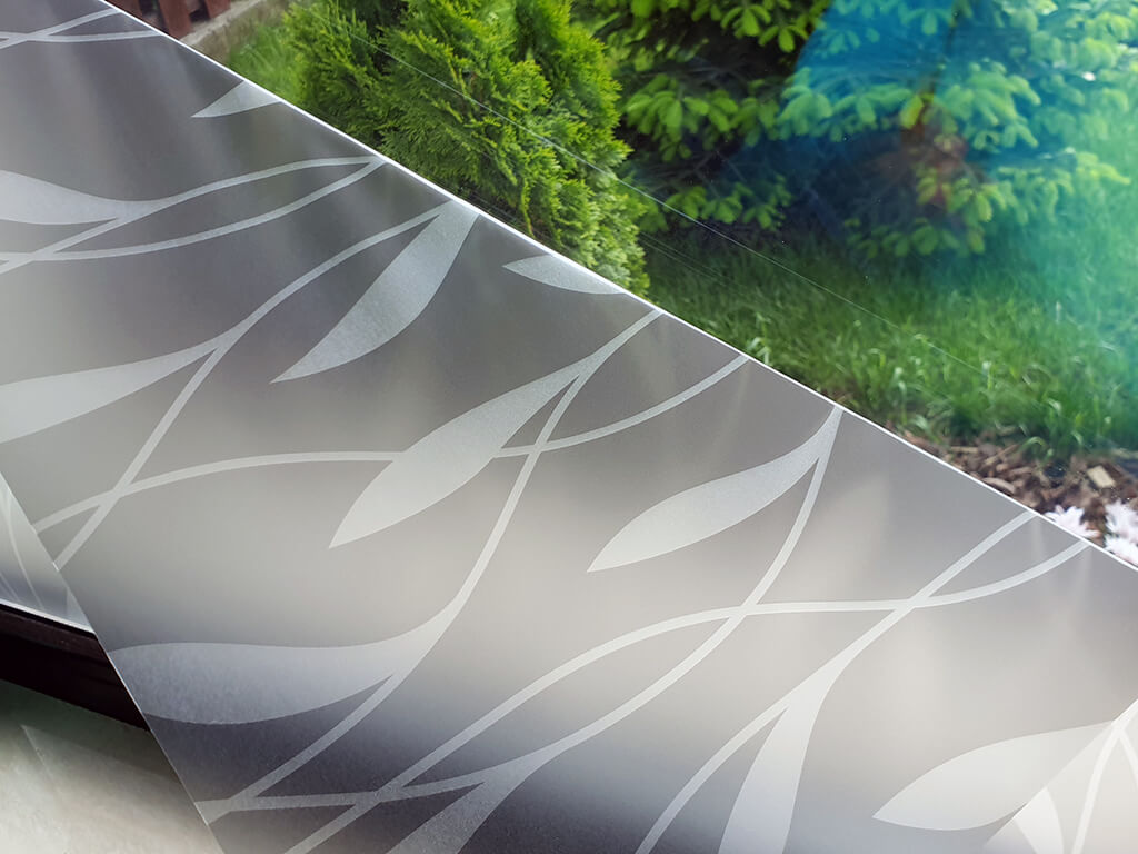 Folie geam autoadezivă Sarek, Folina, model elegant gri, 100 cm lăţime