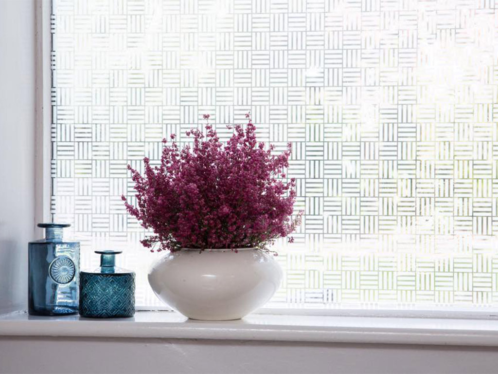 Folie geam autoadezivă Arlo, cu model geometric alb pe fundal transparent, rolă de 75x200 cm