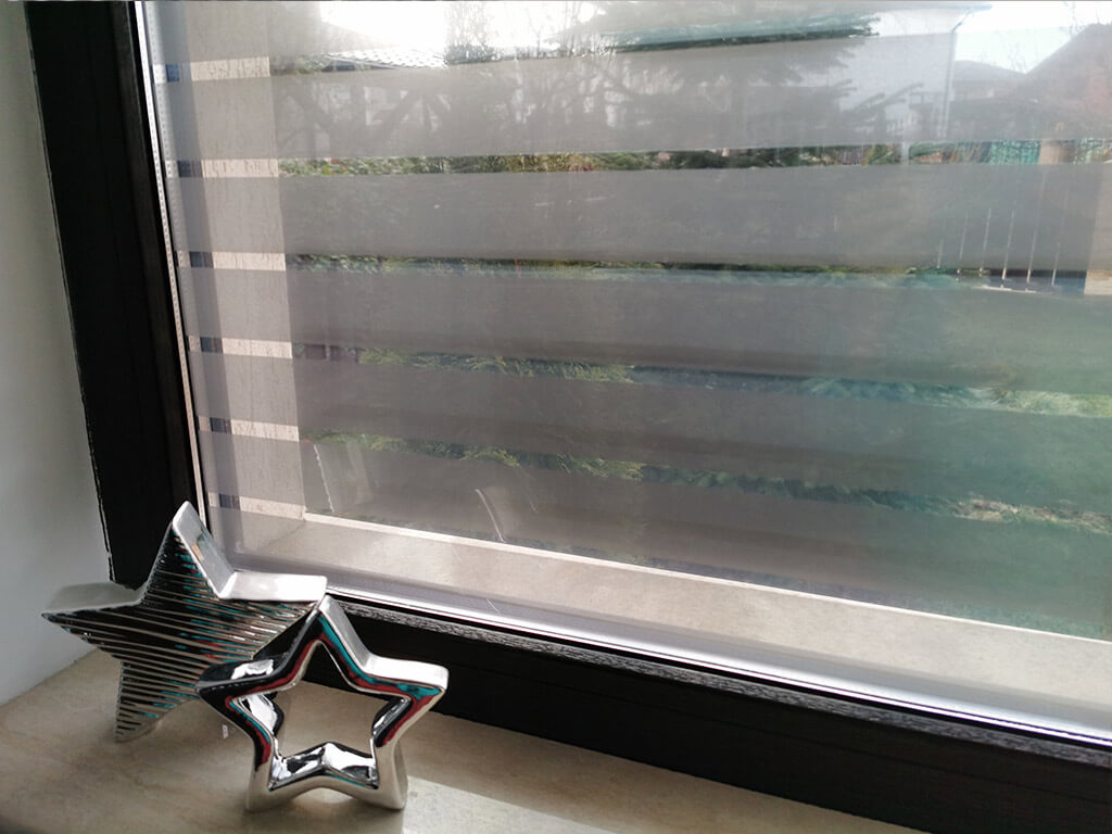 Folie geam autoadezivă Martin, transparentă cu dungi argintii orizontale, 120 cm lăţime