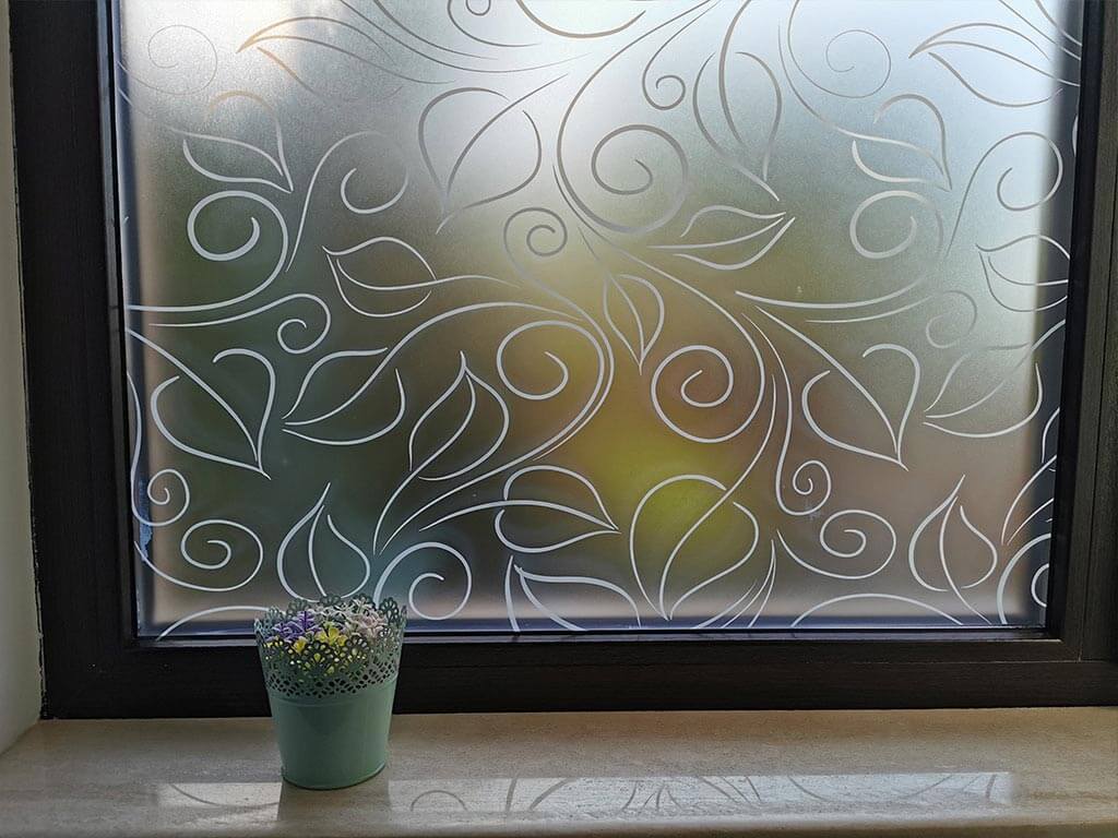 Folie geam autoadezivă, Folina, imprimeu frunze stilizate albe, 100 cm lăţime
