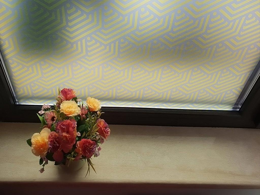 Folie geam autoadezivă Kara, Folina, sablare cu model geometric galben, 100 cm lăţime
