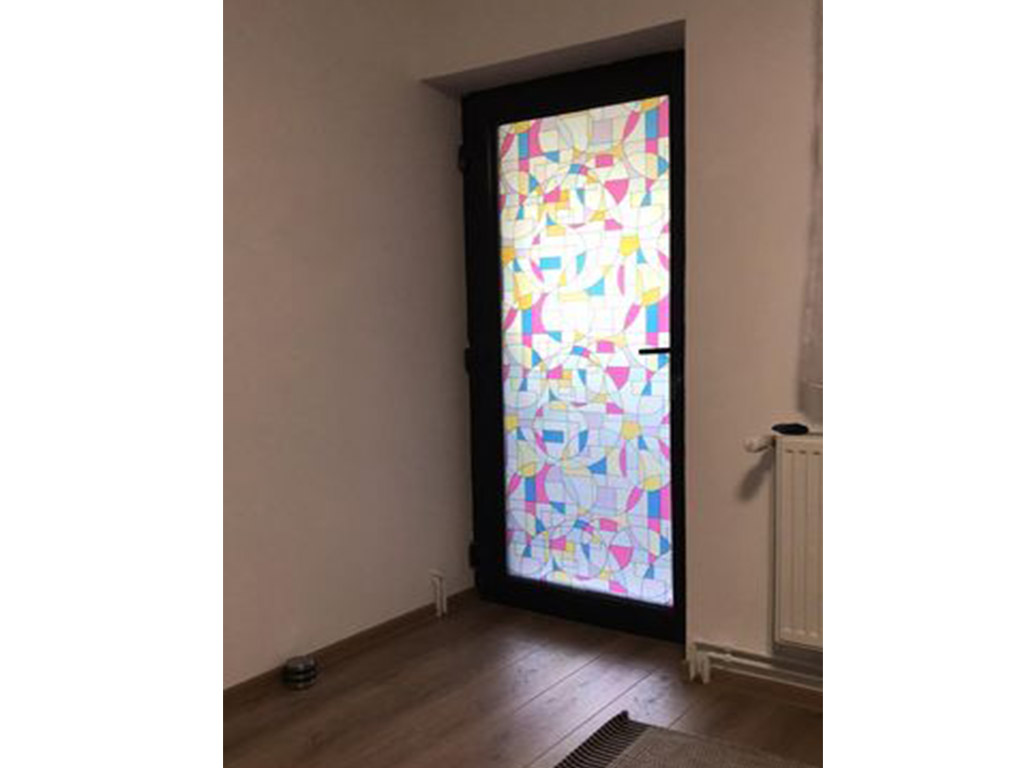 Folie geam autoadezivă Zenia, Folina, imprimeu geometric, multicolor, lățime 90 cm