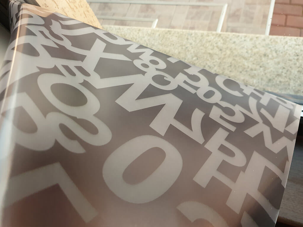 Folie geam autoadezivă Milo, Folina, imprimeu cifre şi litere, gri, 100 cm lăţime