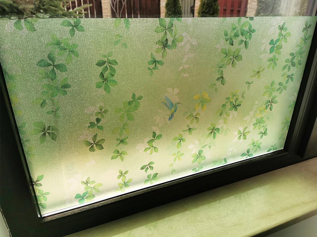 Folie geam autoadezivă Frunze verzi, MagicFix, Summer Dream, model crengi şi păsări, 100 cm lăţime