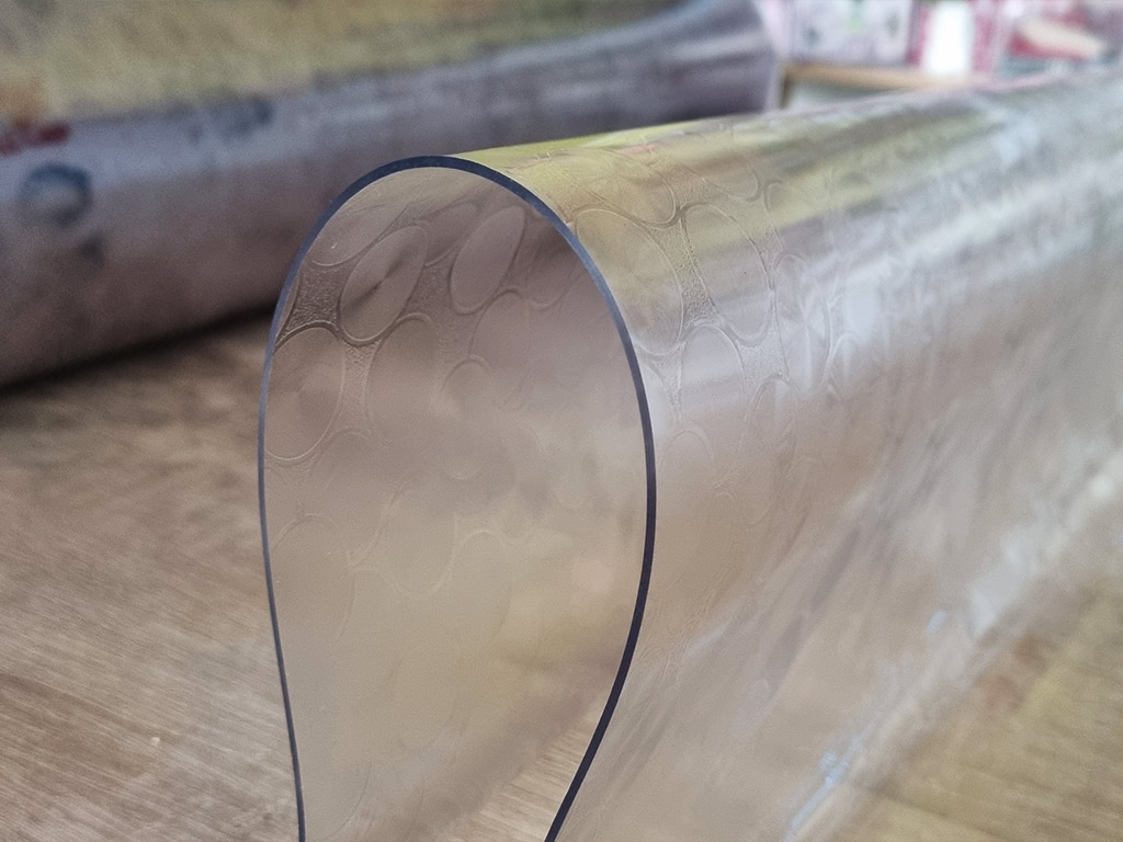 Folie protecţie blat mobilă, transparentă cu model cercuri, fără adeziv, 1.5 mm grosime, 100 cm lăţime