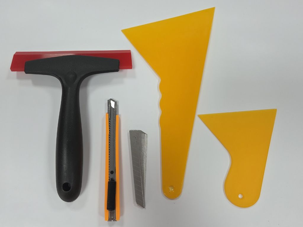 Set aplicare folie geam – 5 piese: raclete plastic, racletă silicon cu mâner, cutter cu 10 rezerve