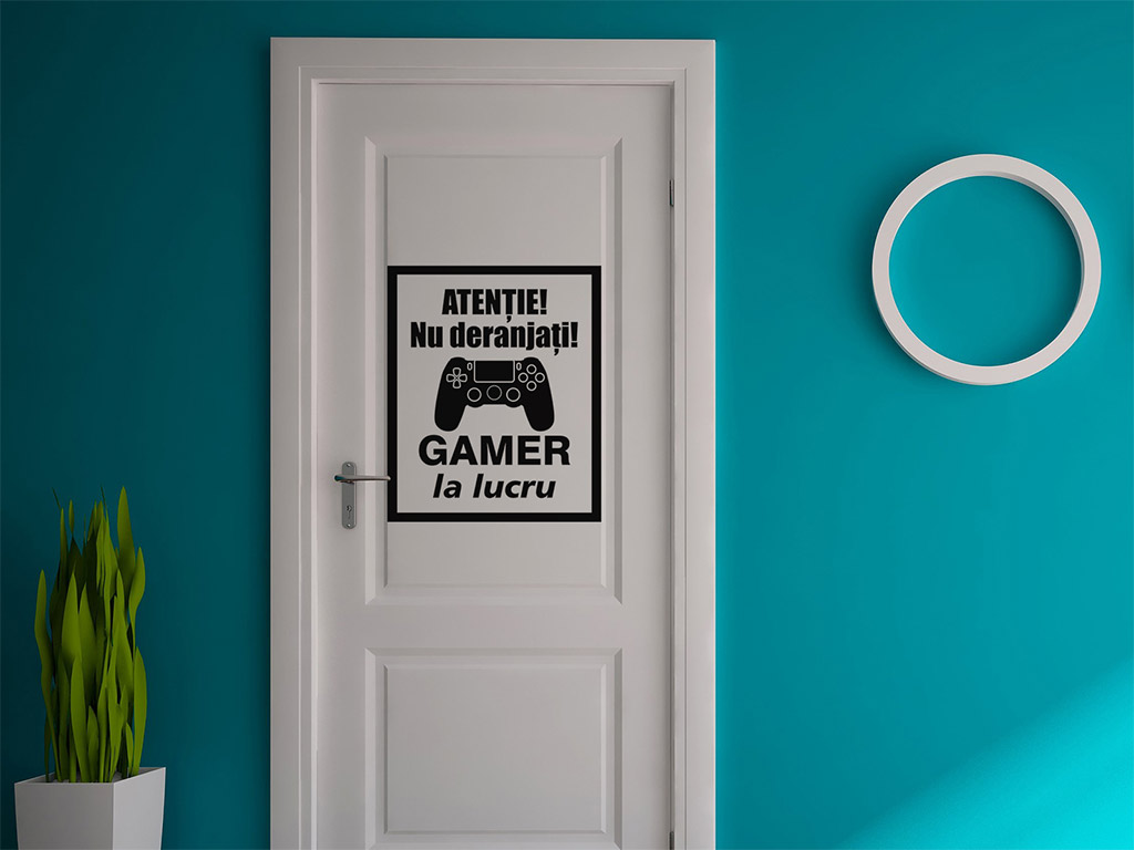 Sticker uşă Gamer la lucru, Folina, culoare neagră, dimensiune sticker 60x50 cm