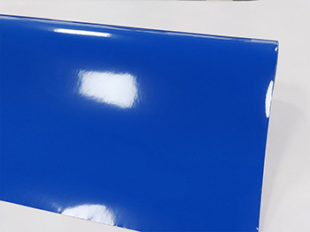Autocolant albastru lucios, X-Film Blue 3690, lățime 126 cm, racletă de aplicare inclusă la fiecare comandă.
