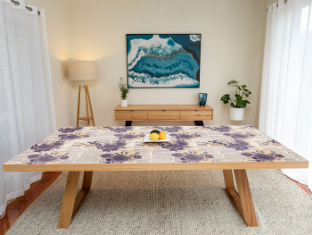 Autocolant blat masă, model ziar cu flori violet, 100 cm lățime