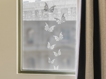 Folie geam autoadezivă Fluturi, cu model decupat, rolă de 61x70 cm, racletă inclusă Autocolant-sablare-decupat-model-fluturi-6-7008