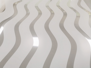 Folie geam autoadezivă Merida, Folina, transparentă cu valuri albe orizontale, 120 cm latime