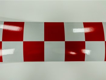 Bandă-reflectorizantă-autoadezivă-cu-model-pătrate-roşii-1003