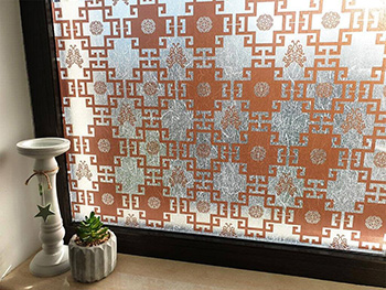 Folie geam autoadezivă, Folina Erra Brown, sablare cu model geometric maro, 90 cm lăţime