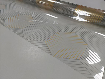 Folie geam autoadezivă Golden, Folina, model geometric gri-auriu,122 cm lăţime
