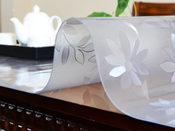Folie de protecție transparentă, model floral embosat, mată, grosime 2mm, pentru mobilă, pardoseli, diverse suprafețe, 141cm lățime