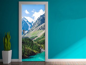 Autocolant uşă Munte cu lac turcoaz, Folina, model multicolor, dimensiune autocolant 92x205 cm