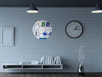 Decoraţiune de perete în formă de minge fotbal, din oglindă acrilică argintie, diametru de 50 cm. football-sim1-5023