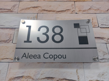 Plăcuţă cu număr și/sau adresă casă, din bond argintiu mat, cu text personalizat gravat Placuta-adresa-din-dibond-9-4091