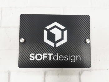 Placuță adresă sau logo model carbon 3D, pe suport de plexiglass cu text personalizat din vinil